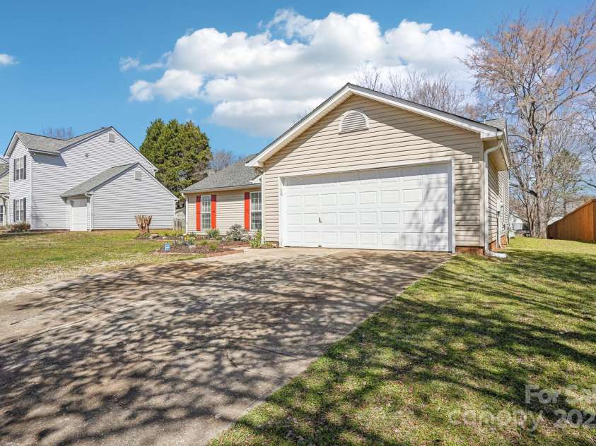 14429 Planters Knob Lane, Charlotte, NC 28273.  MLS# CAR4229142, YatesRealty ID 8945. 