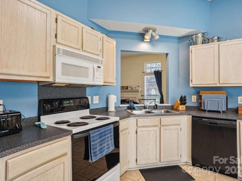 14429 Planters Knob Lane, Charlotte, NC 28273.  MLS# CAR4229142, YatesRealty ID 8945. 