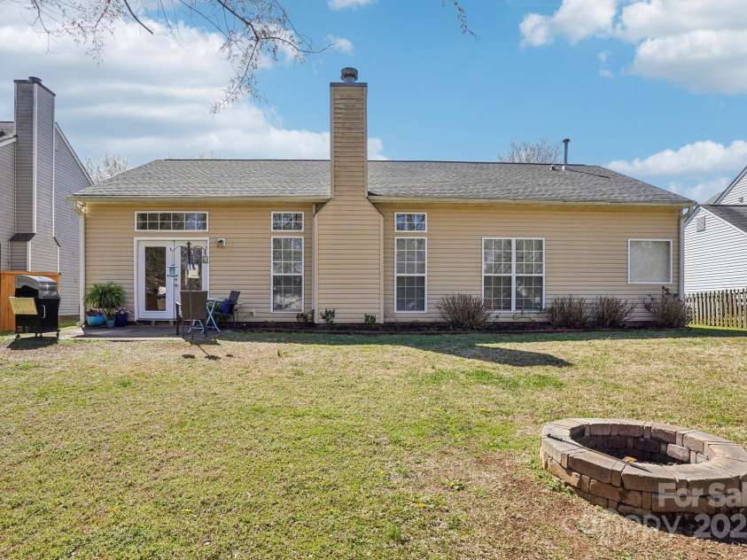 14429 Planters Knob Lane, Charlotte, NC 28273.  MLS# CAR4229142, YatesRealty ID 8945. 