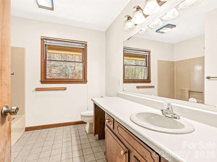 86 View De Lake Drive, Etowah, NC 28729.  MLS# CAR4361060, YatesRealty ID 8945. 2nd Bathroom