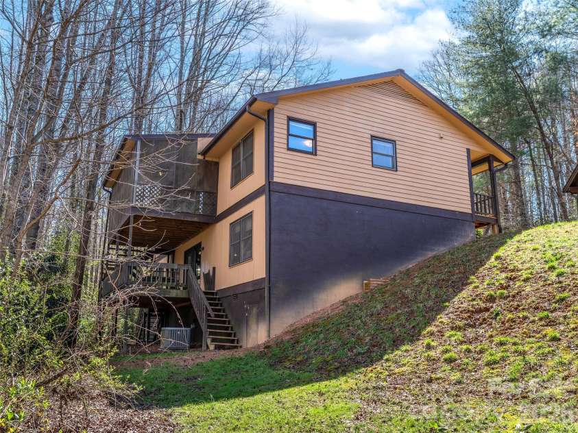 86 View De Lake Drive, Etowah, NC 28729.  MLS# CAR4361060, YatesRealty ID 8945. 