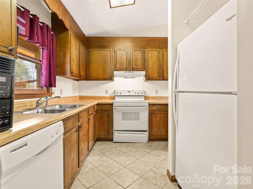 86 View De Lake Drive, Etowah, NC 28729.  MLS# CAR4361060, YatesRealty ID 8945. 