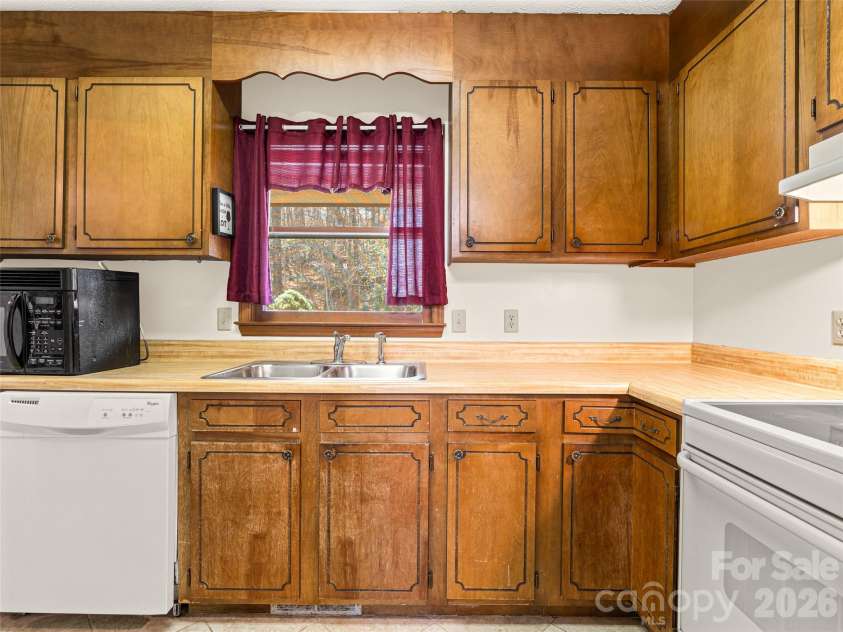 86 View De Lake Drive, Etowah, NC 28729.  MLS# CAR4361060, YatesRealty ID 8945. 