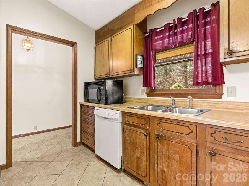 86 View De Lake Drive, Etowah, NC 28729.  MLS# CAR4361060, YatesRealty ID 8945. 