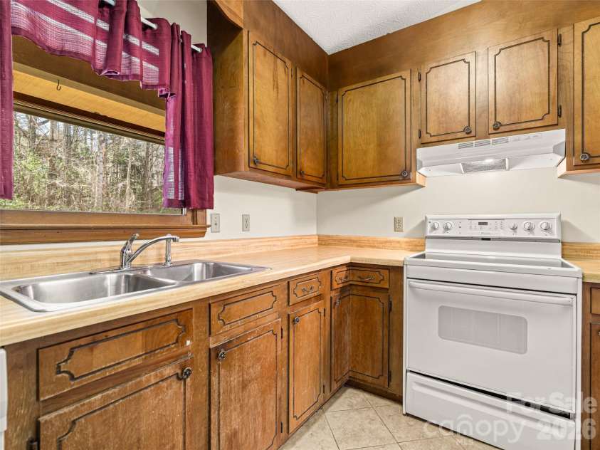 86 View De Lake Drive, Etowah, NC 28729.  MLS# CAR4361060, YatesRealty ID 8945. 