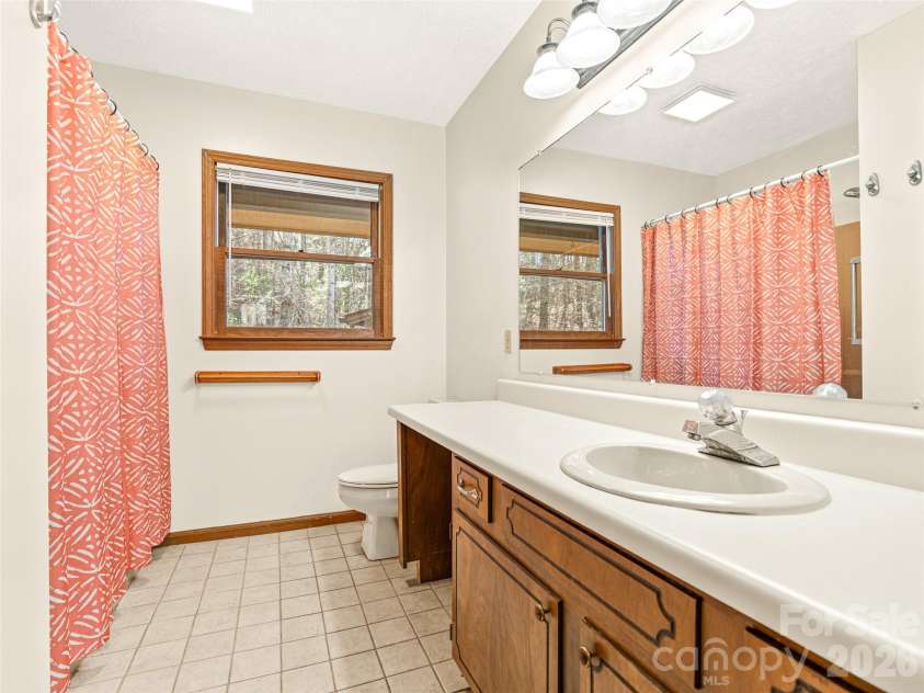 86 View De Lake Drive, Etowah, NC 28729.  MLS# CAR4361060, YatesRealty ID 8945. Primary bathroom