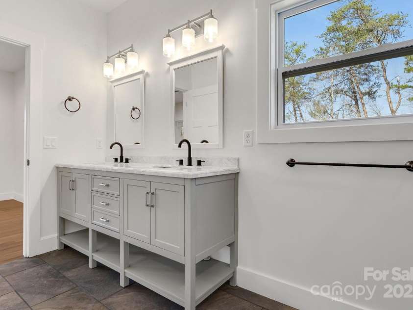 44 Judith Drive, Leicester, NC 28748.  MLS# CAR4193291, YatesRealty ID 8950. Primary Bath