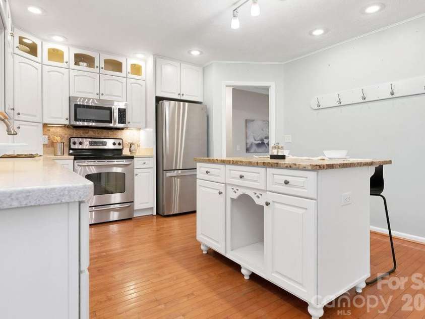 95 Ridgewood Place, Brevard, NC 28712.  MLS# CAR4356804, YatesRealty ID 8951. 
