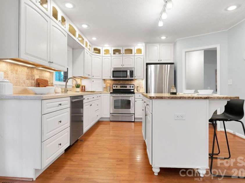 95 Ridgewood Place, Brevard, NC 28712.  MLS# CAR4356804, YatesRealty ID 8951. 