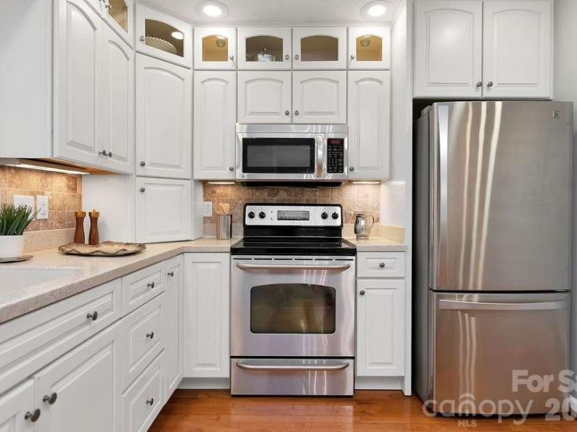 95 Ridgewood Place, Brevard, NC 28712.  MLS# CAR4356804, YatesRealty ID 8951. 