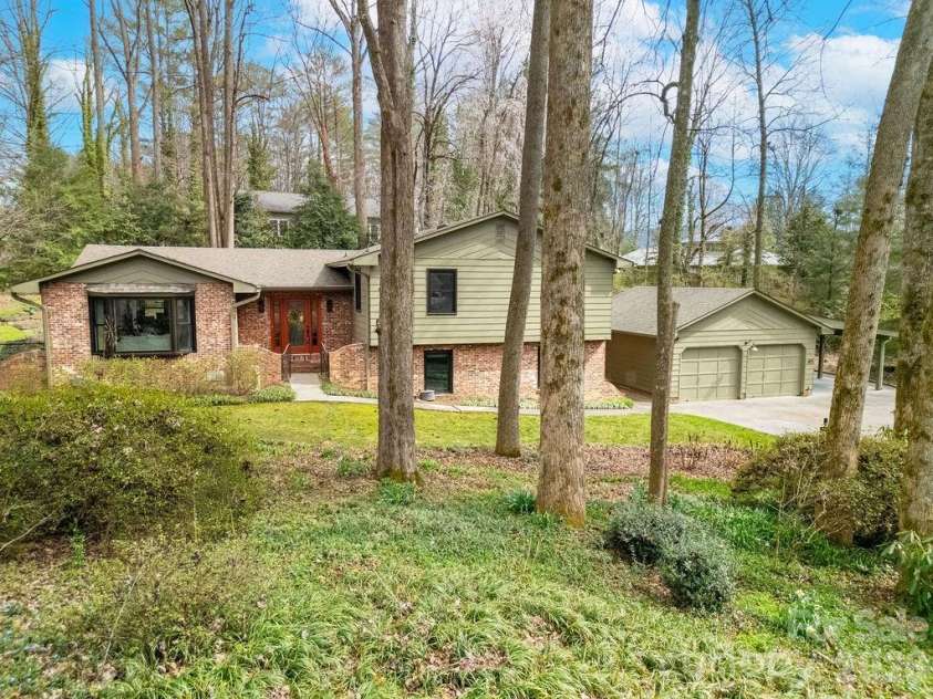95 Ridgewood Place, Brevard, NC 28712.  MLS# CAR4356804, YatesRealty ID 8951. 