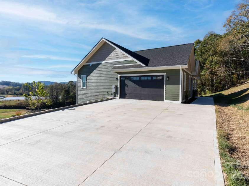337 Maple Knoll Drive, Hendersonville, NC 28792.  MLS# CAR4193766, YatesRealty ID 8952. 