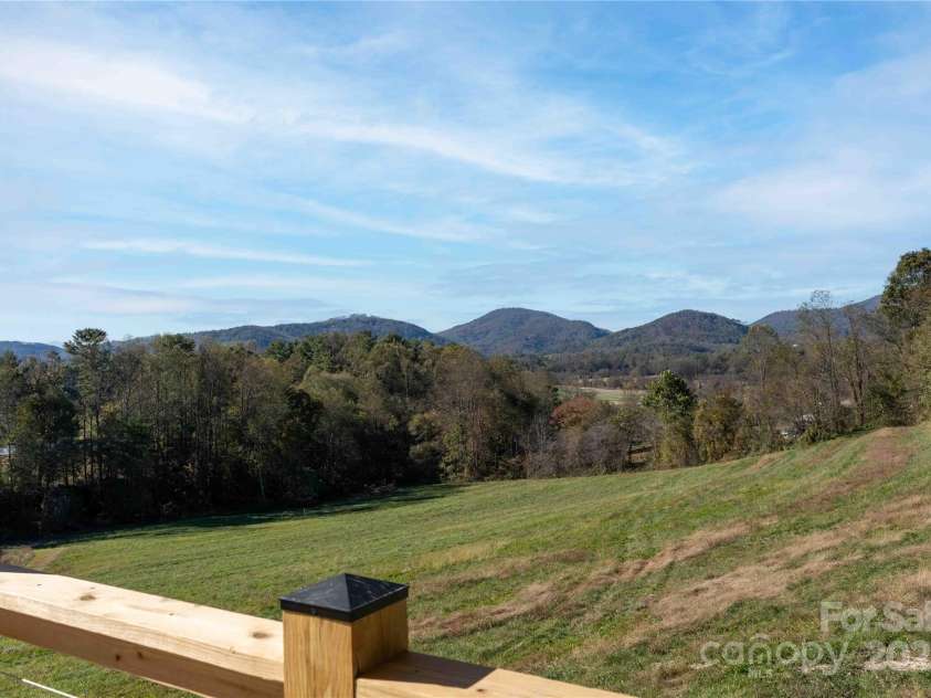 337 Maple Knoll Drive, Hendersonville, NC 28792.  MLS# CAR4193766, YatesRealty ID 8952. 
