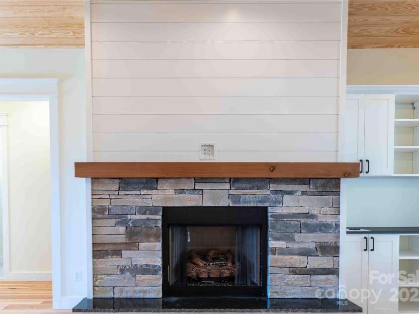 337 Maple Knoll Drive, Hendersonville, NC 28792.  MLS# CAR4193766, YatesRealty ID 8952. 