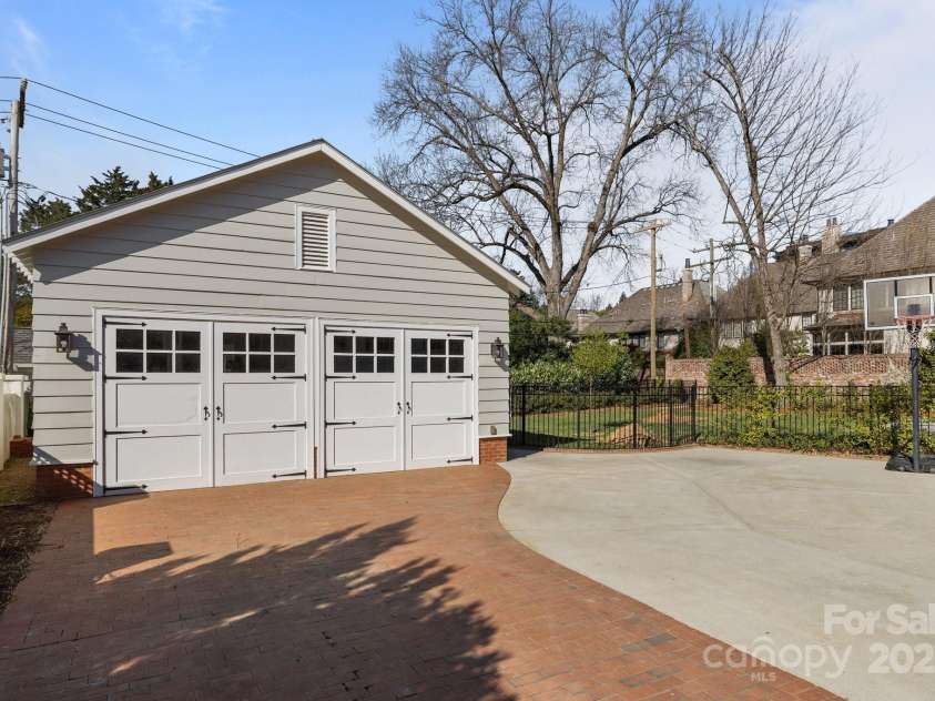1212 Queens Road, Charlotte, NC 28207.  MLS# CAR4241756, YatesRealty ID 8954. 2 Car Garage