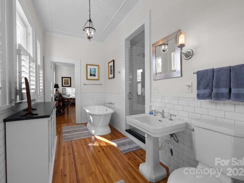 1212 Queens Road, Charlotte, NC 28207.  MLS# CAR4241756, YatesRealty ID 8954. Shared full bathroom