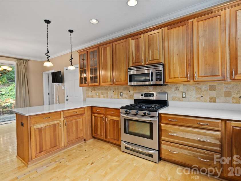 23 Clear Vista Drive, Asheville, NC 28805.  MLS# CAR4301123, YatesRealty ID 8954. 