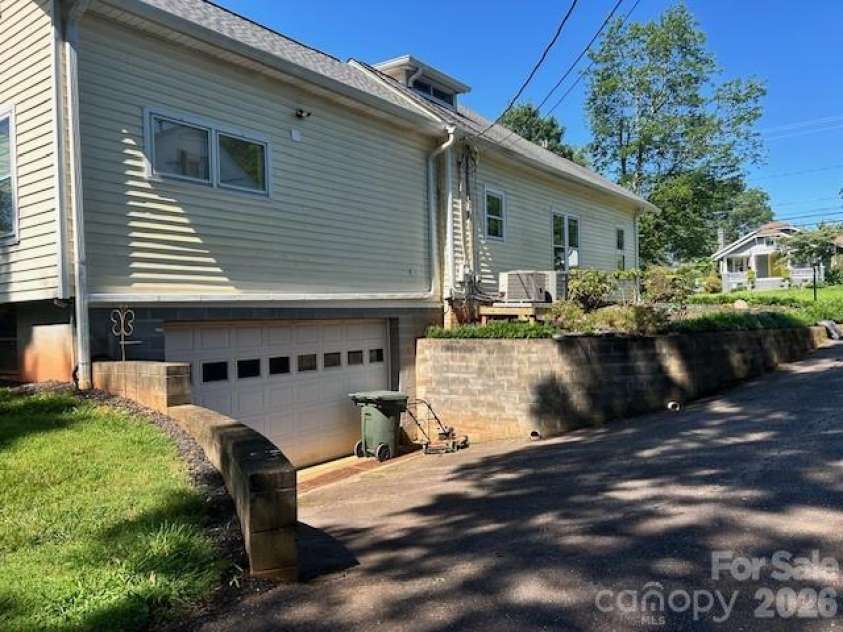 743 College Avenue, Newton, NC 28658.  MLS# CAR4274456, YatesRealty ID 8955. 