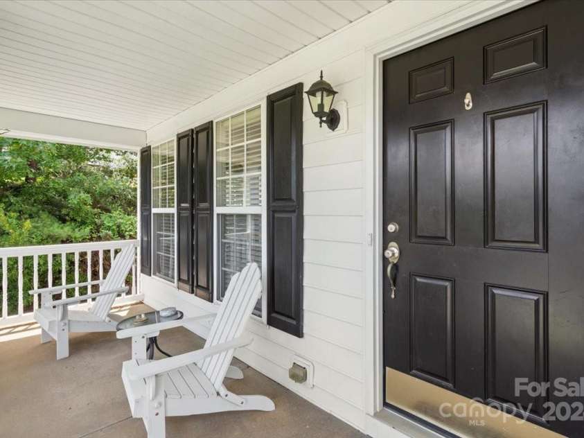 1900 Mt Isle Harbor Drive, Charlotte, NC 28214.  MLS# CAR4170901, YatesRealty ID 8956. Front Porch
