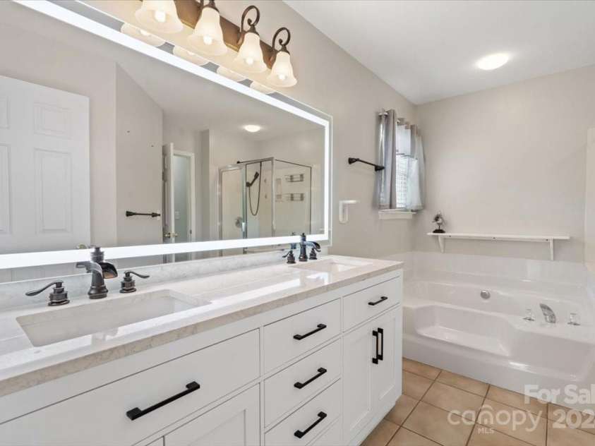 1900 Mt Isle Harbor Drive, Charlotte, NC 28214.  MLS# CAR4170901, YatesRealty ID 8956. Master Bath