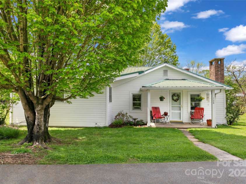 128 Summit Avenue, Brevard, NC 28712.  MLS# CAR4250495, YatesRealty ID 8957. 