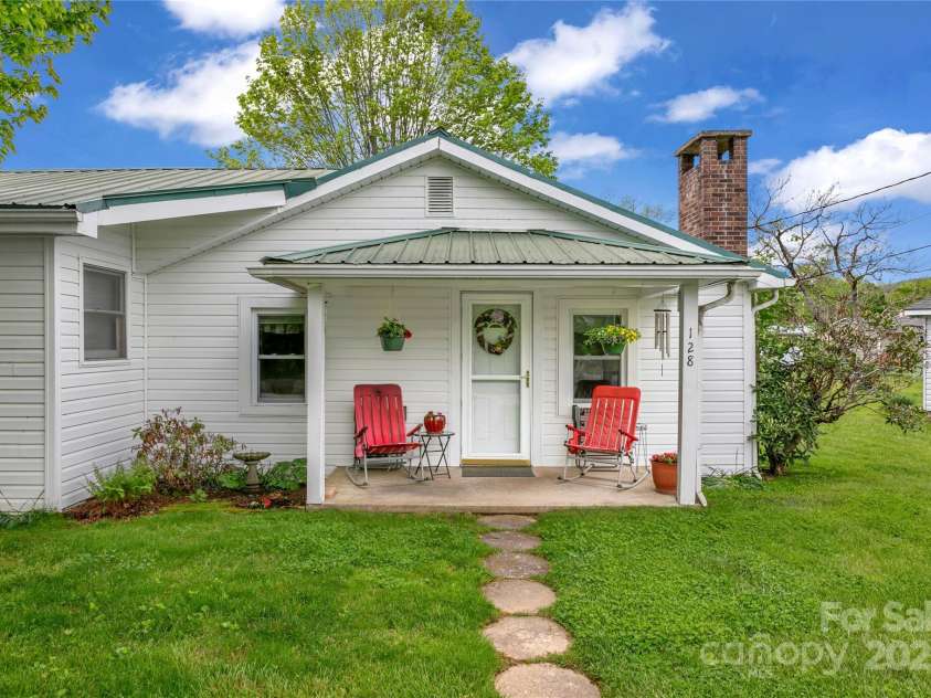 128 Summit Avenue, Brevard, NC 28712.  MLS# CAR4250495, YatesRealty ID 8957. 