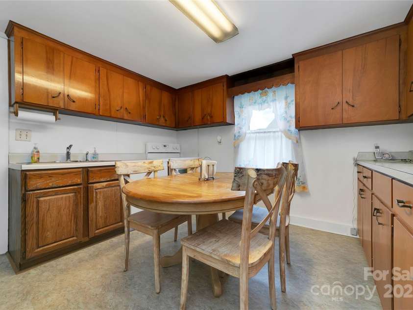 128 Summit Avenue, Brevard, NC 28712.  MLS# CAR4250495, YatesRealty ID 8957. 