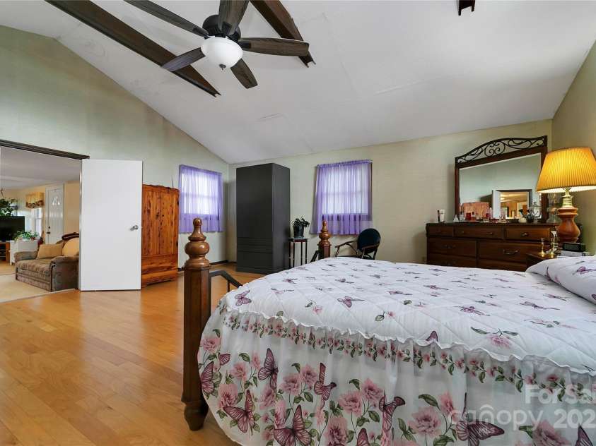 128 Summit Avenue, Brevard, NC 28712.  MLS# CAR4250495, YatesRealty ID 8957. 