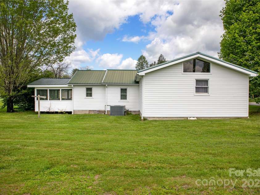 128 Summit Avenue, Brevard, NC 28712.  MLS# CAR4250495, YatesRealty ID 8957. 