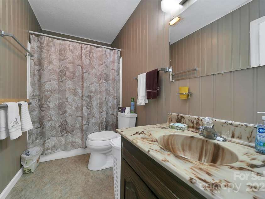 128 Summit Avenue, Brevard, NC 28712.  MLS# CAR4250495, YatesRealty ID 8957. Bathroom