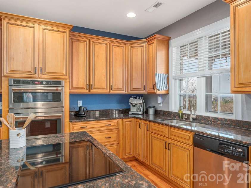 11 Briar Ridge Drive, Fairview, NC 28730.  MLS# CAR4350969, YatesRealty ID 8958. Built In Appliances