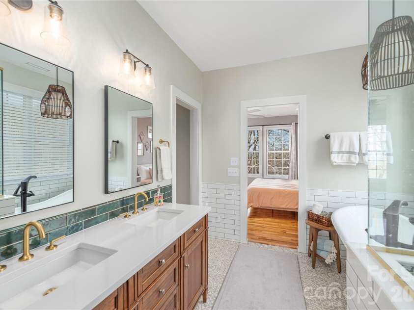 11 Briar Ridge Drive, Fairview, NC 28730.  MLS# CAR4350969, YatesRealty ID 8958. Double Vanities