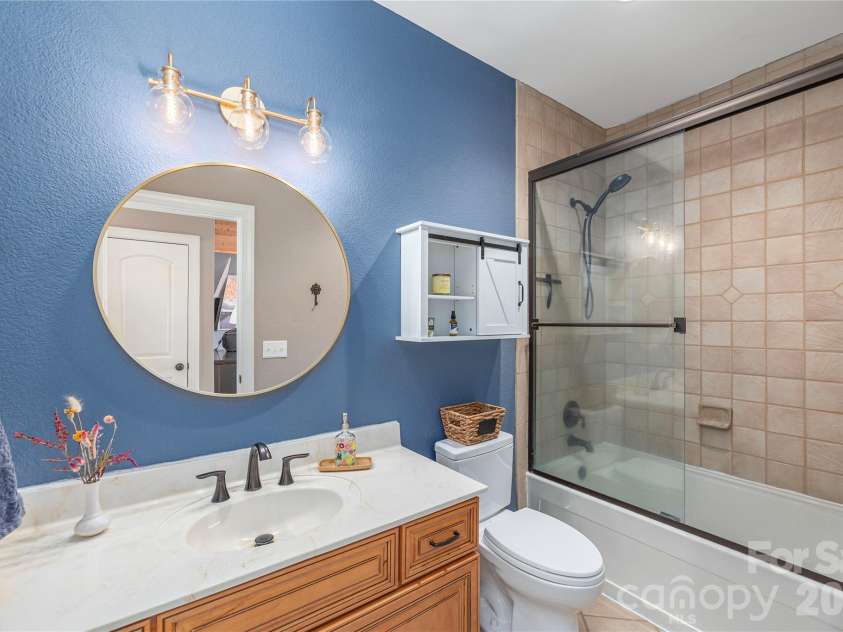 11 Briar Ridge Drive, Fairview, NC 28730.  MLS# CAR4350969, YatesRealty ID 8958. Hall Bath