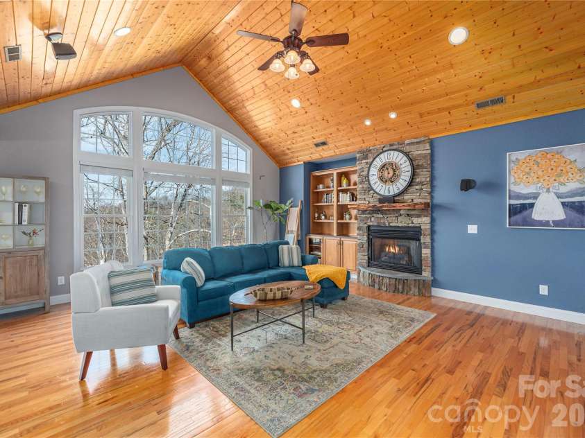 11 Briar Ridge Drive, Fairview, NC 28730.  MLS# CAR4350969, YatesRealty ID 8958. Large Windows
