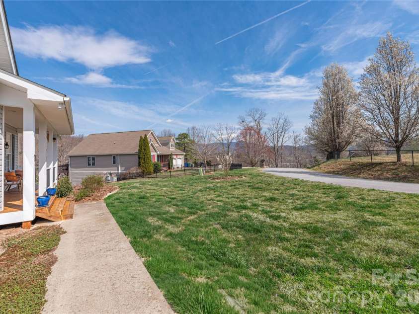 11 Briar Ridge Drive, Fairview, NC 28730.  MLS# CAR4350969, YatesRealty ID 8958. Level Front Yard