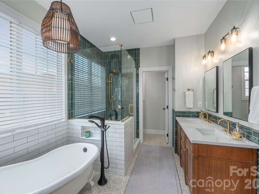 11 Briar Ridge Drive, Fairview, NC 28730.  MLS# CAR4350969, YatesRealty ID 8958. Separate Shower and Tub