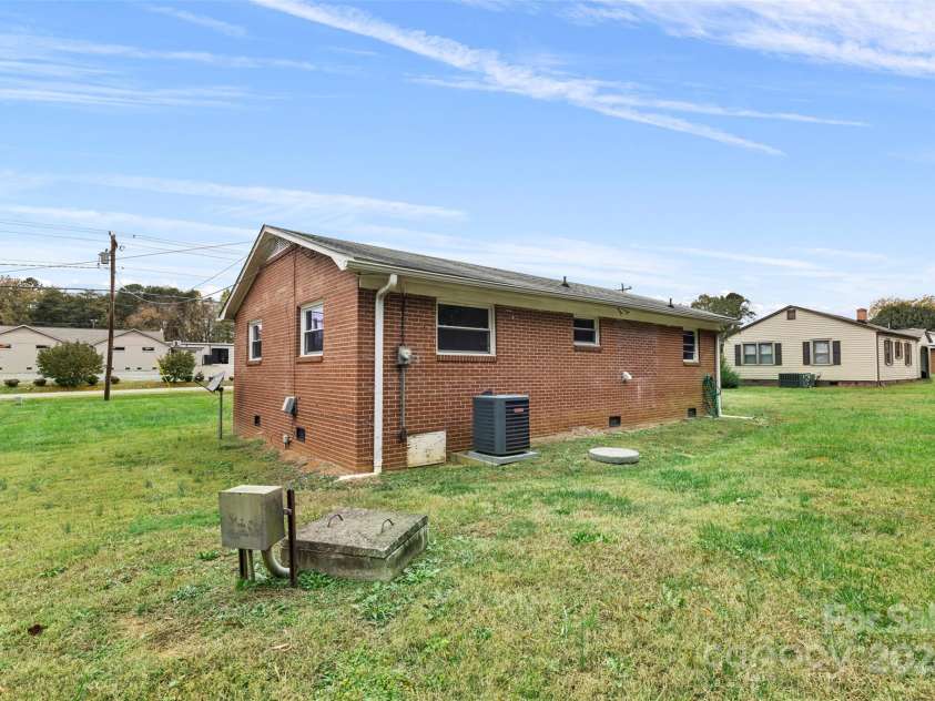 2117 Charlotte Highway, Mooresville, NC 28117.  MLS# CAR4193524, YatesRealty ID 8958. 