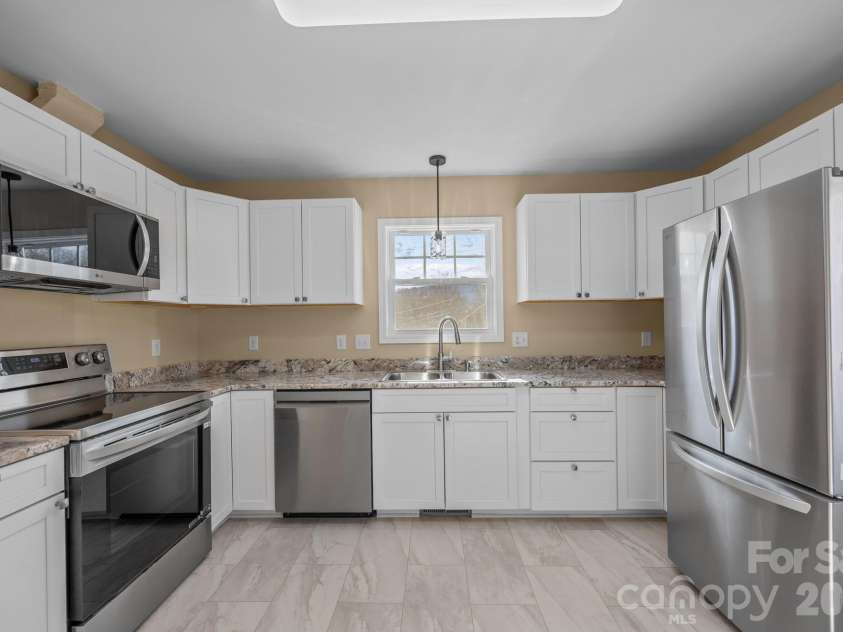 25 Byrd Road, Black Mountain, NC 28711.  MLS# CAR4338401, YatesRealty ID 8959. Brand New Kitchen