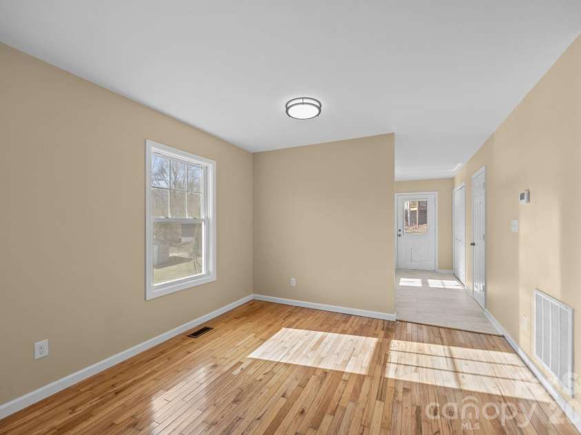 25 Byrd Road, Black Mountain, NC 28711.  MLS# CAR4338401, YatesRealty ID 8959. Dining Area
