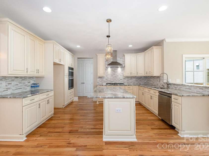 101 Mcalway Road, Charlotte, NC 28211.  MLS# CAR4275435, YatesRealty ID 896. 