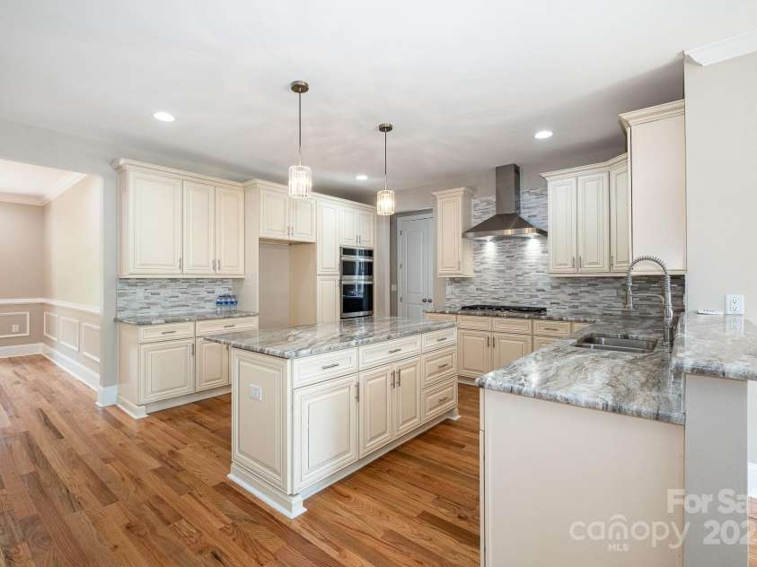 101 Mcalway Road, Charlotte, NC 28211.  MLS# CAR4275435, YatesRealty ID 896. 