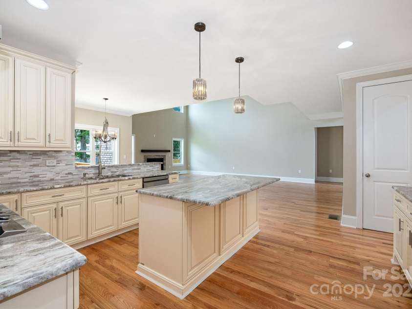 101 Mcalway Road, Charlotte, NC 28211.  MLS# CAR4275435, YatesRealty ID 896. 