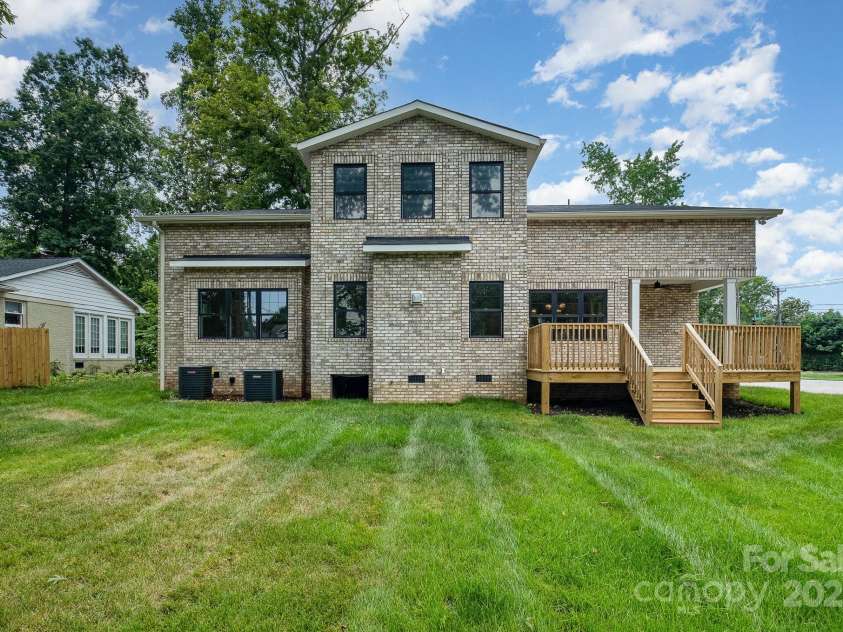101 Mcalway Road, Charlotte, NC 28211.  MLS# CAR4275435, YatesRealty ID 896. 