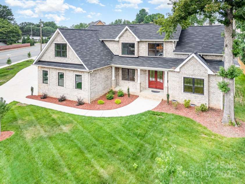 101 Mcalway Road, Charlotte, NC 28211.  MLS# CAR4275435, YatesRealty ID 896. 