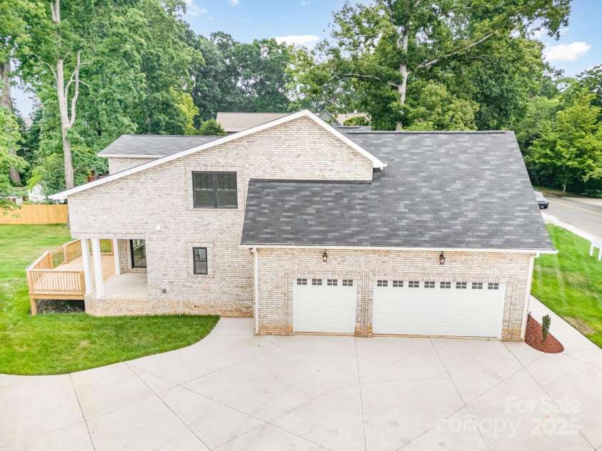 101 Mcalway Road, Charlotte, NC 28211.  MLS# CAR4275435, YatesRealty ID 896. 