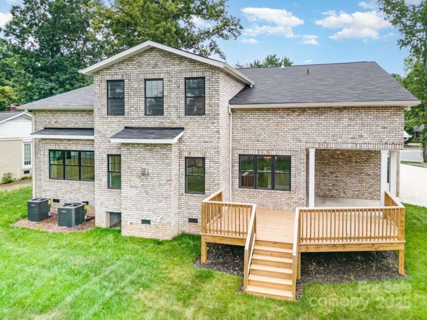 101 Mcalway Road, Charlotte, NC 28211.  MLS# CAR4275435, YatesRealty ID 896. 