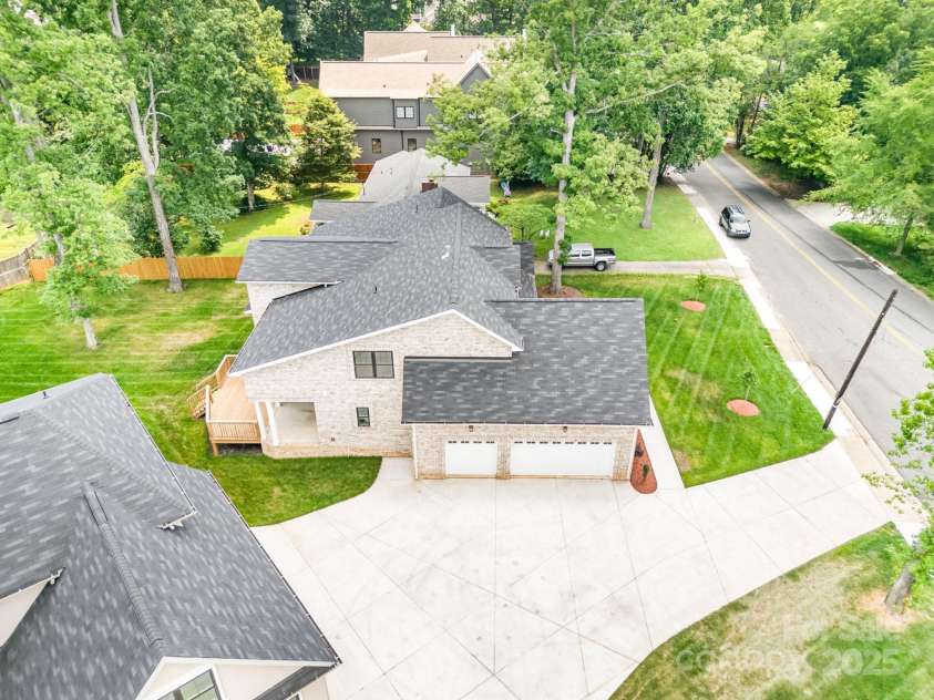 101 Mcalway Road, Charlotte, NC 28211.  MLS# CAR4275435, YatesRealty ID 896. 