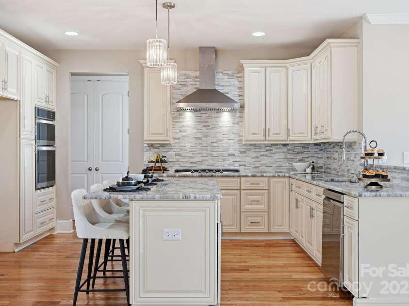 101 Mcalway Road, Charlotte, NC 28211.  MLS# CAR4321405, YatesRealty ID 896.  Kitchen with oversized island seating and premium gas cooktop — perfect for hosting.