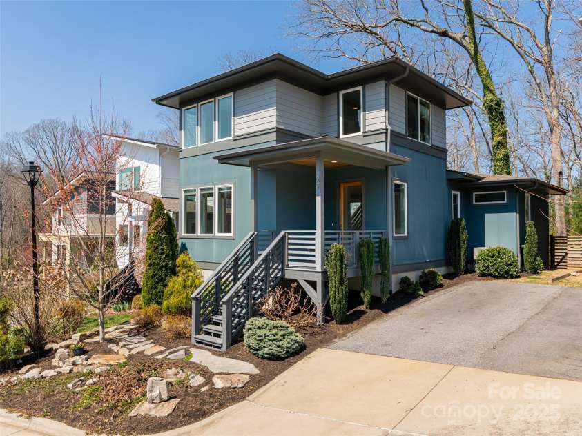 27 Mauricet Lane, Asheville, NC 28806.  MLS# CAR4321609, YatesRealty ID 896. 