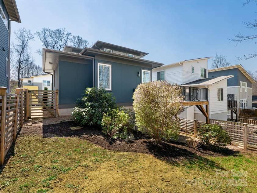 27 Mauricet Lane, Asheville, NC 28806.  MLS# CAR4321609, YatesRealty ID 896. 